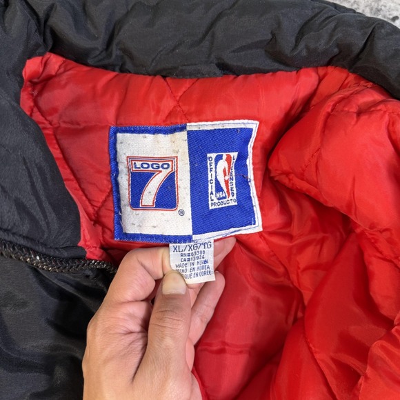 Vintage Chicago Bulls Jacket Puffer Mens XL Black Red NBA Basketball Logo 7 90s - Picture 3 of 11